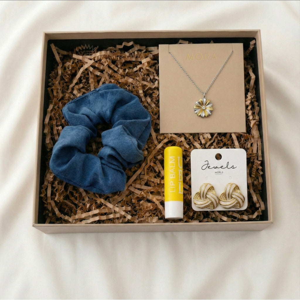 Denim & Gold" Premium Jewelry Box: Κολιέ Μαργαρίτα & Σκουλαρίκια