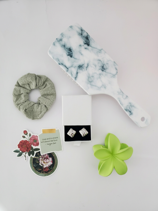 Blue Daydream Κουτί Έκπληξη: Βούρτσα, Scrunchie & Μπρελόκ Λουλούδι
