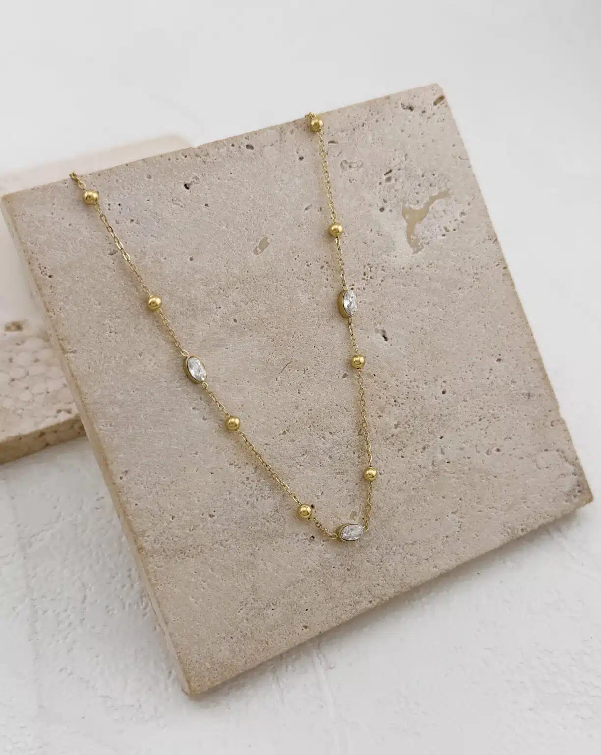 Χρυσό Κολιέ με Marquise Ζιργκόν & Gold Beads – Chic Layering Piece